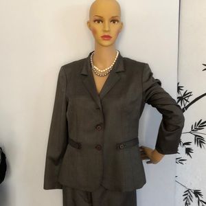 Elegant Albert Nippon business suit. Size 6.